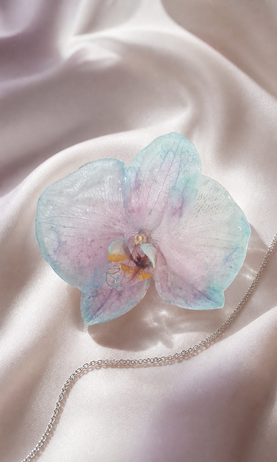 Orhidee bleu VELVET pe satin ivoire