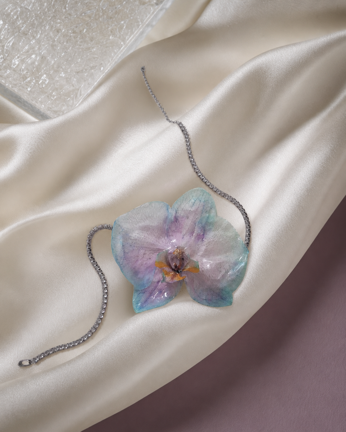 Orhidee bleu conservată pe satin ivoire